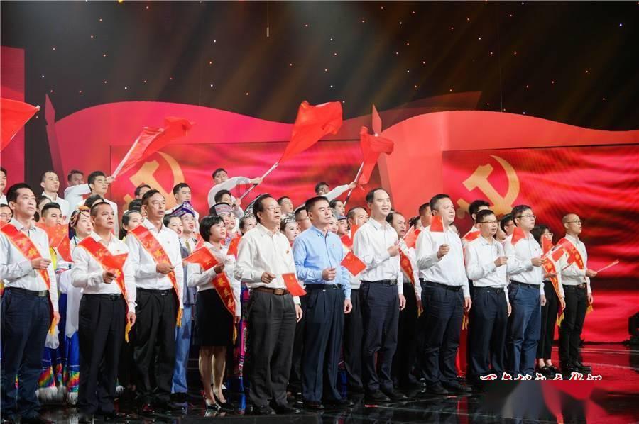 项羽分封是历史的倒退，分封不公诱使诸侯反叛，最终走向崩溃